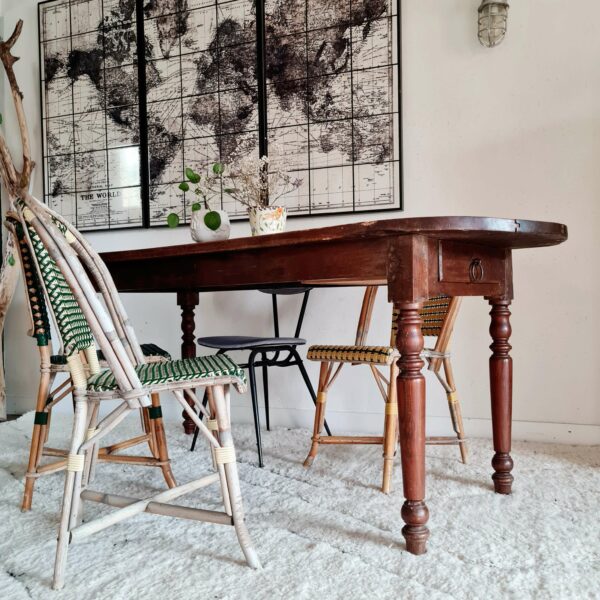 Sublime table de ferme avec ses pieds tournées et son plateau ovale