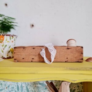 Casier de métier ancien en bois avec divers compartiments de rangement