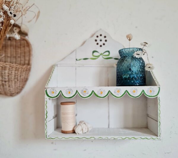 Etagère ancienne en bois de coloris blanc avec fleurs peintes