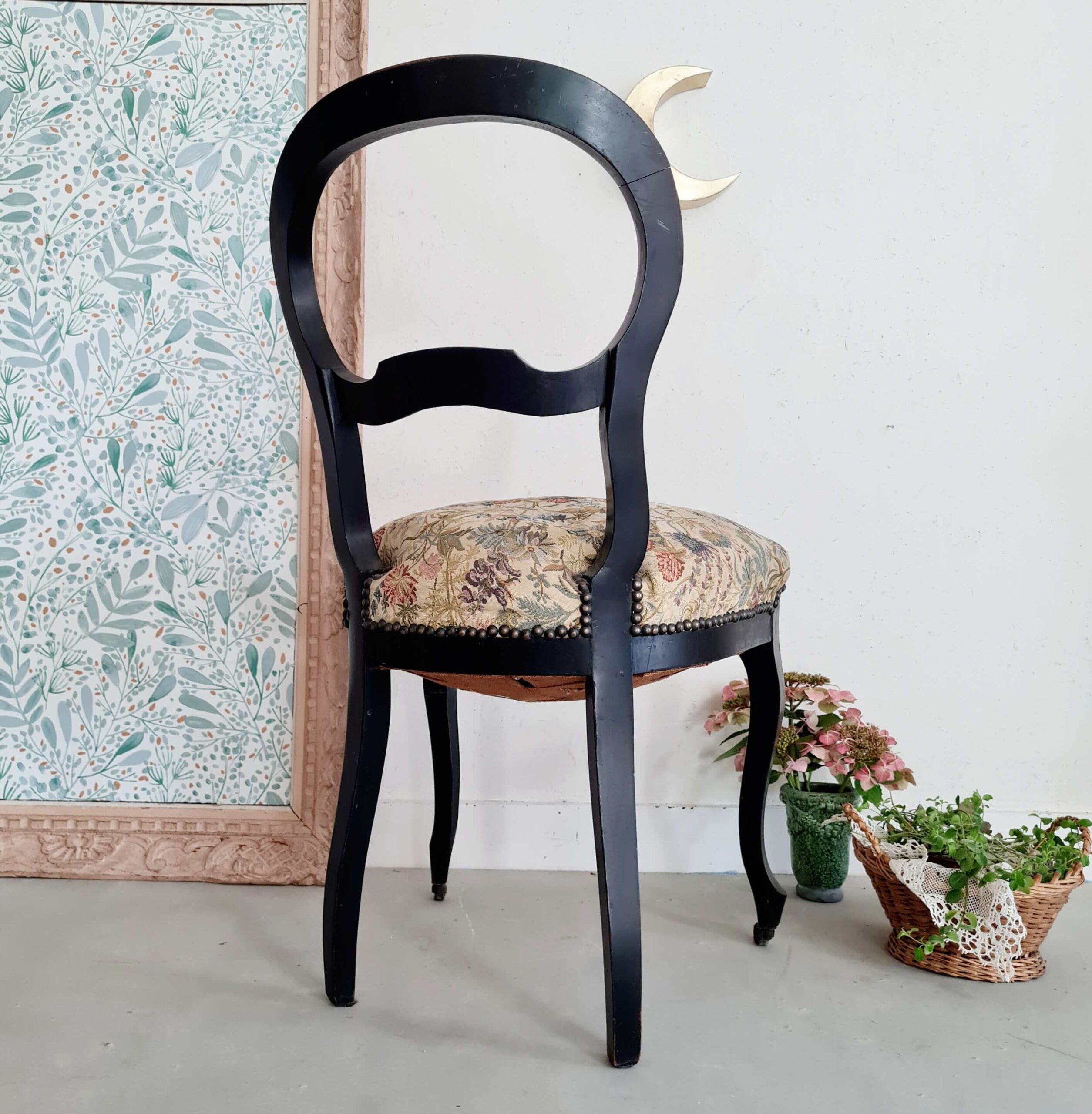Chaise ancienne noire avec assise fleurie - Factory Vintage