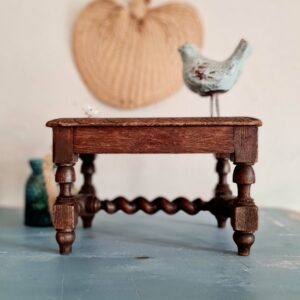 Adorable banc en bois sculpté ancien