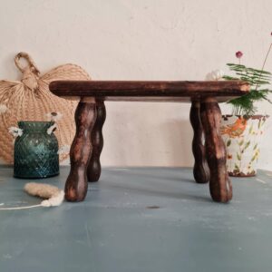 Banc en bois ancien version miniature avec de jolis pieds tournés et une assise fortement patinée