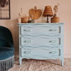 Commode ancienne en bois bleu clair