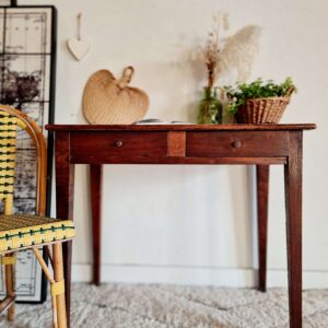 Table de ferme ancienne en bois et son lustre intense et chaleureux