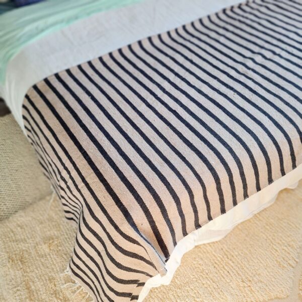 Grand Plaid marocain ou couvre -lit en coton rayures noires sur trame taupe avec franges blanches