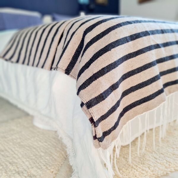 Grand Plaid marocain ou couvre -lit en coton rayures noires sur trame taupe avec franges blanches