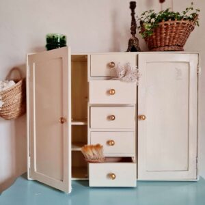 Armoire à pharmacie vintage en bois coloris blanc crémeux.