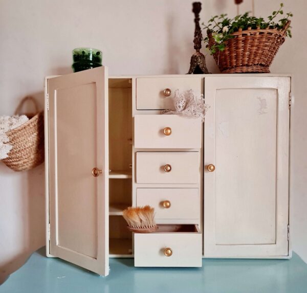 Armoire à pharmacie vintage en bois coloris blanc crémeux.