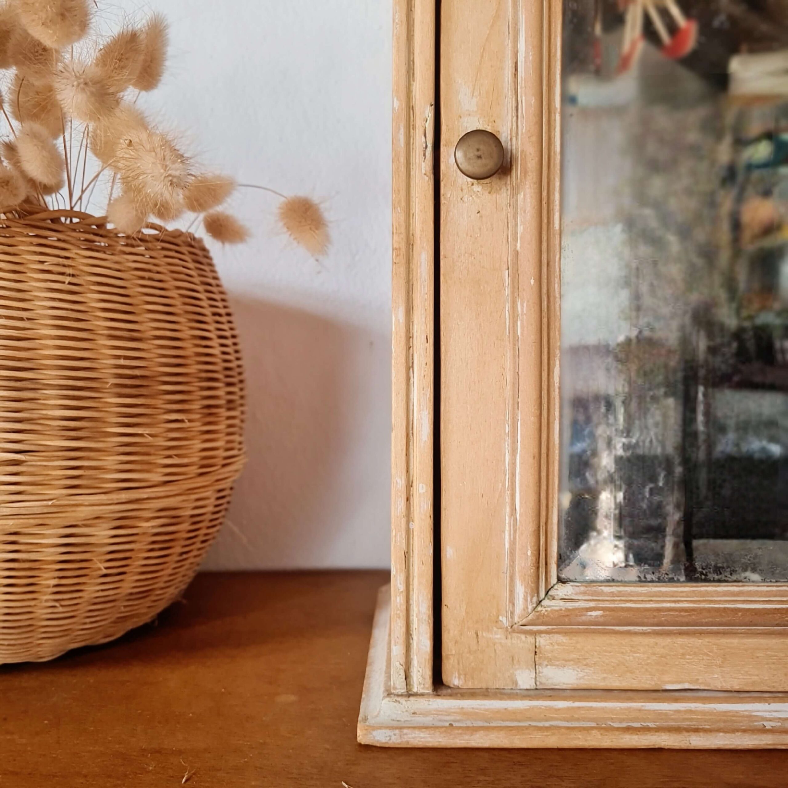 Détail armoire armoirette de pharamcie ancienne en bois brut patiné