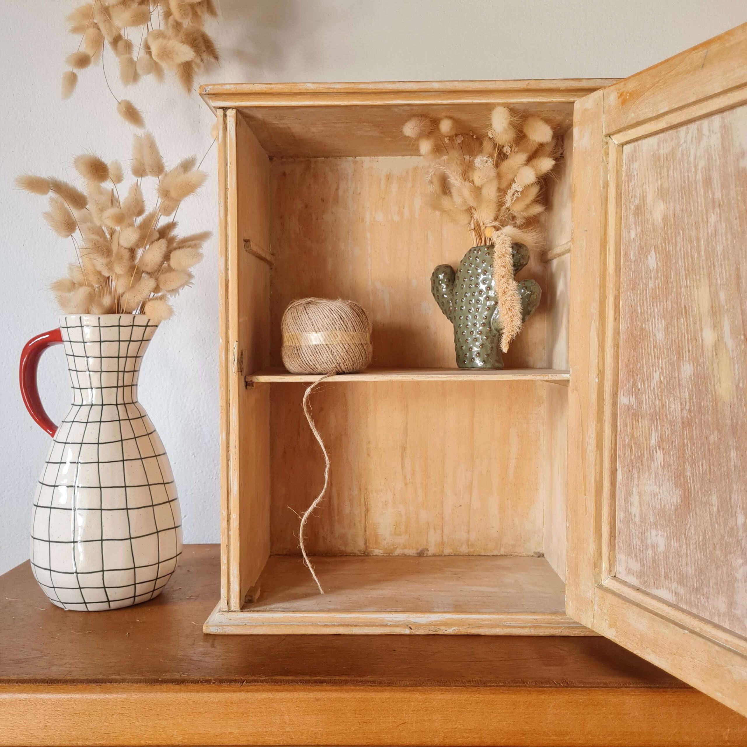 Intérieur d'une petite armoire en bois