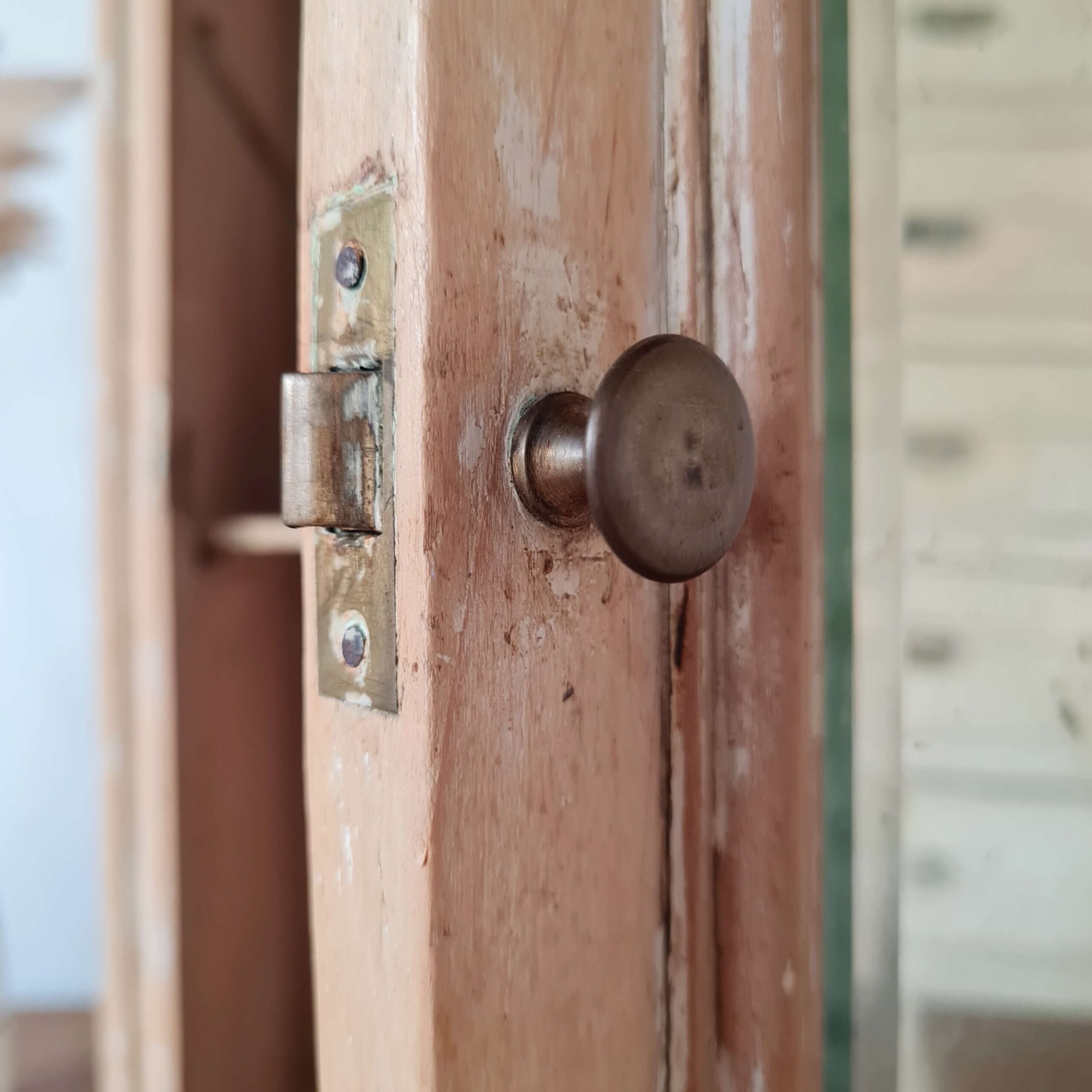 Petit bouton d'origine pour cette petite armoire ancienne en bois