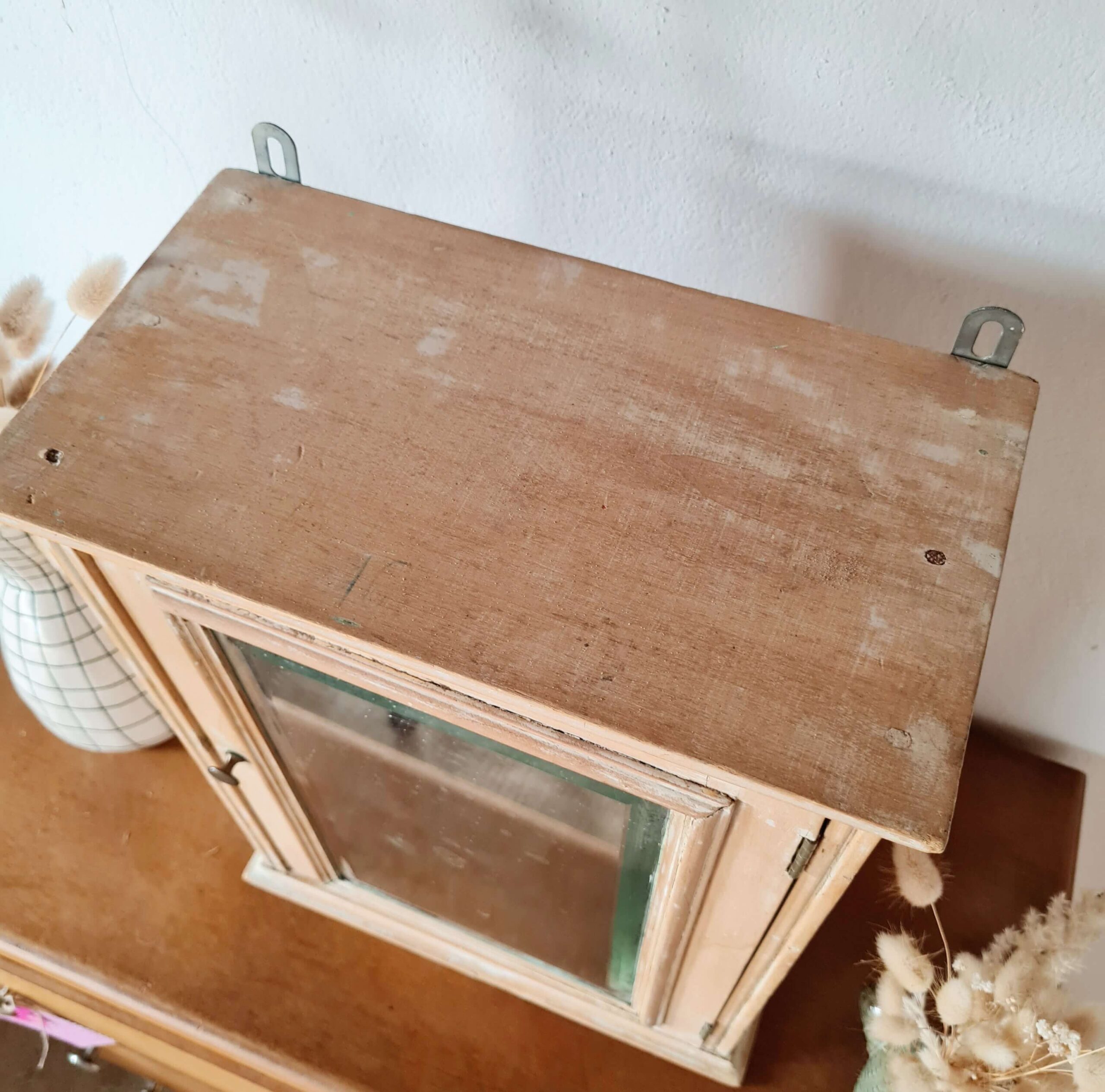 Vue de dessus d'une petite armoire ancienne à pharmacie