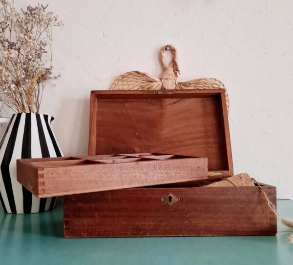 Boîte ancienne en bois avec casier
