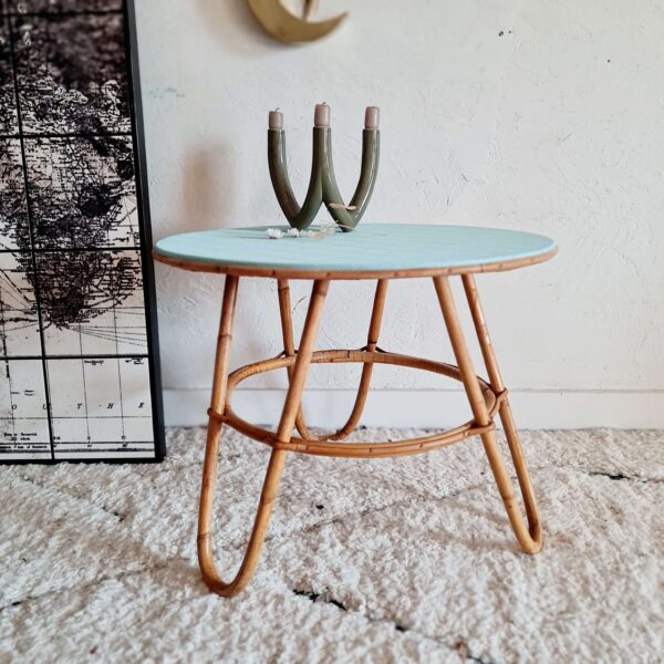 Table basse vintage en rotin plateau bleu