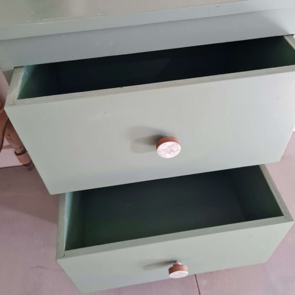 Commode deux tiroirs en bois vert céladon - intérieur des tiroirs vert plus soutenu
