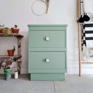 Commode deux tiroirs en bois vert céladon -