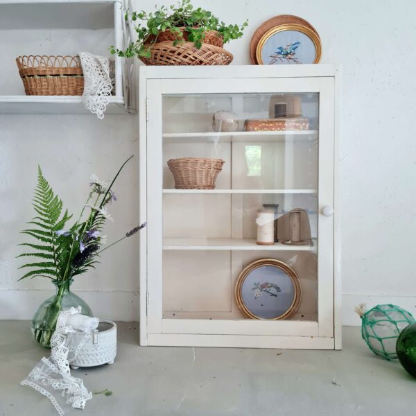 Armoire à pharmacie vintage - porte vitrée apportant clarté et visibilité