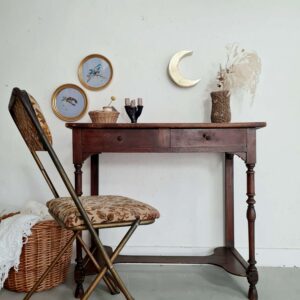 Bureau en bois ancien - coiffeuse aux pieds tournés et la patine intense