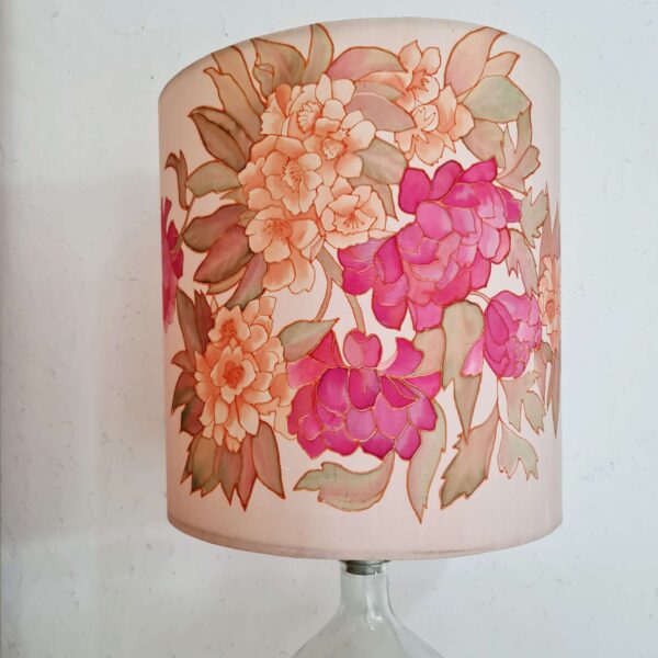 Lampe ancienne dame jeanne -abat-jour en soie peint - motifs fleuris