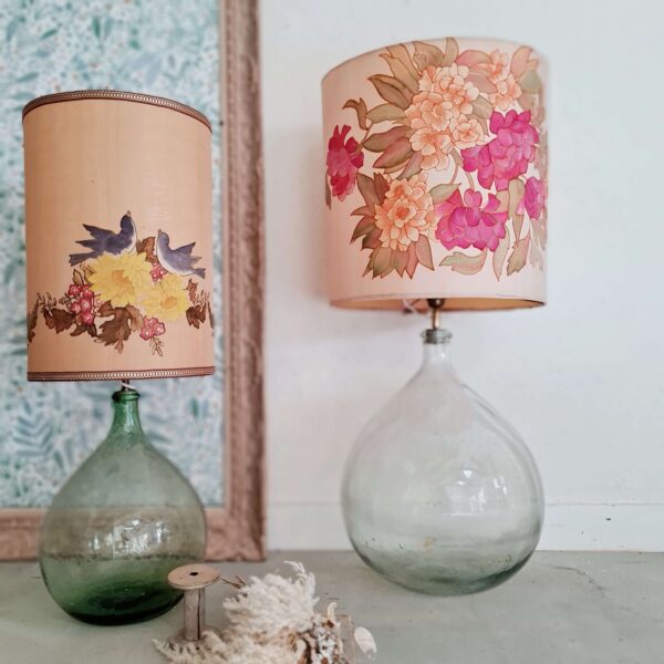 Lampe ancienne dame jeanne -abat-jour en soie peint - motifs fleuris