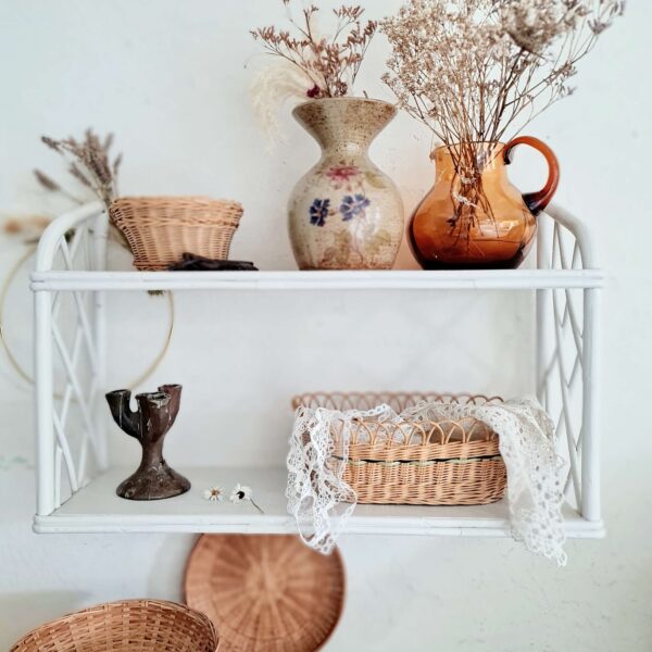 Etagère en rotin blanche - look tendre et bohème