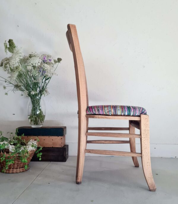 Chaise ancienne en bois retapissée - assise recouverte d'un tissu ikat aux tonalités bleues et violettes
