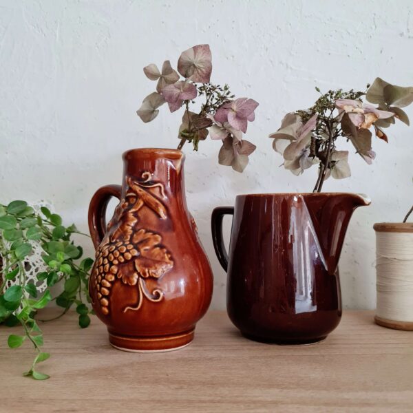 Pichets anciens en céramique marron - petits vases anciens