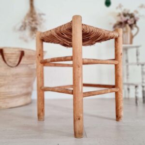 Tabouret ancien en bois et paille look brutaliste - structure droite en bois teinte claire avec assise réalisée en paille