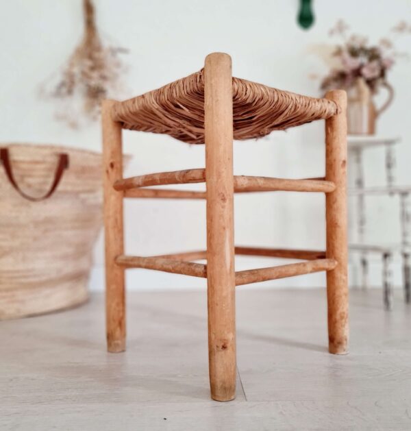 Tabouret ancien en bois et paille look brutaliste - structure droite en bois teinte claire avec assise réalisée en paille
