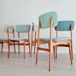 Chaises scandinaves en teck velours bleu côtelé - années 50 - dossier dépareillé