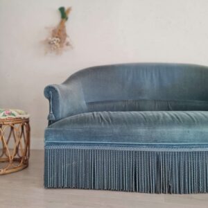 Banquette crapaud en velours bleu ras - élégance désuète