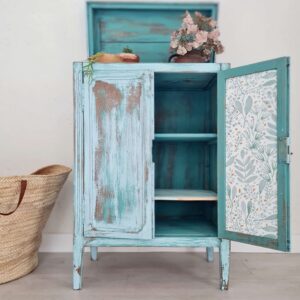 Buffet parisien patine bleue - intérieur fleuri et présence de 2 étagères de rangement