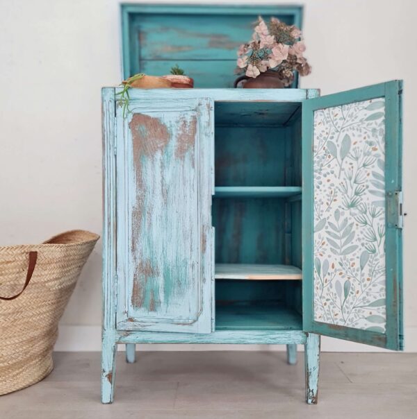 Buffet parisien patine bleue - intérieur fleuri et présence de 2 étagères de rangement