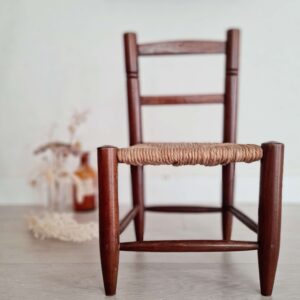 Mini chaise en bois et paille