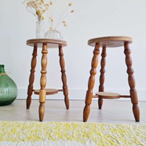 Tabourets tripodes pieds tournés