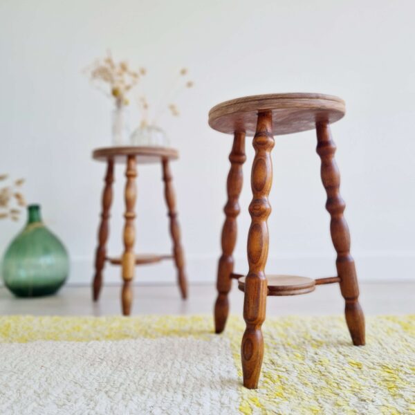 Tabourets tripodes pieds tournés