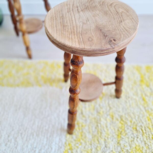 Tabourets tripodes pieds tournés