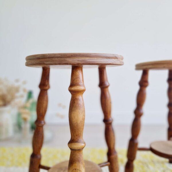 Tabourets tripodes pieds tournés