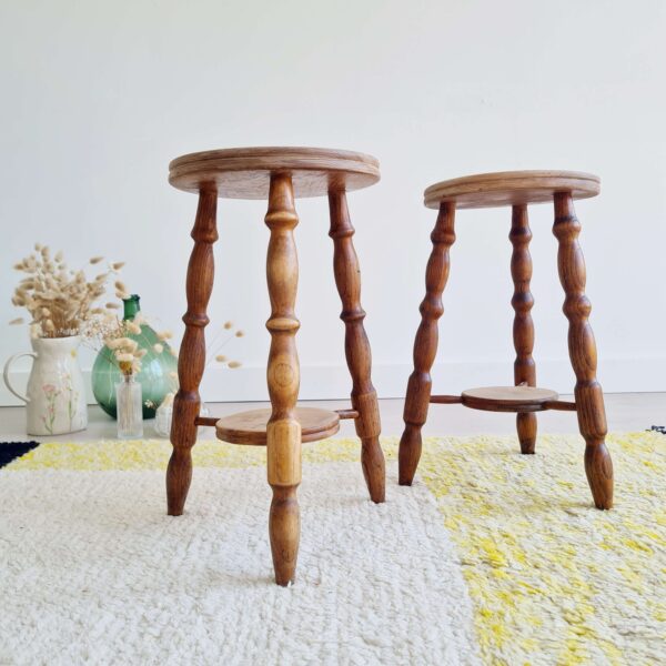 Tabourets tripodes pieds tournés