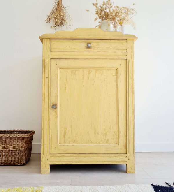 Buffet parisien jaune patiné