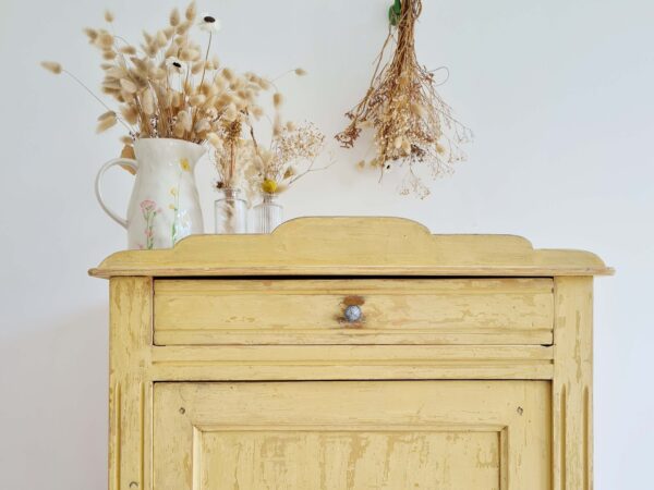 Buffet parisien jaune patiné