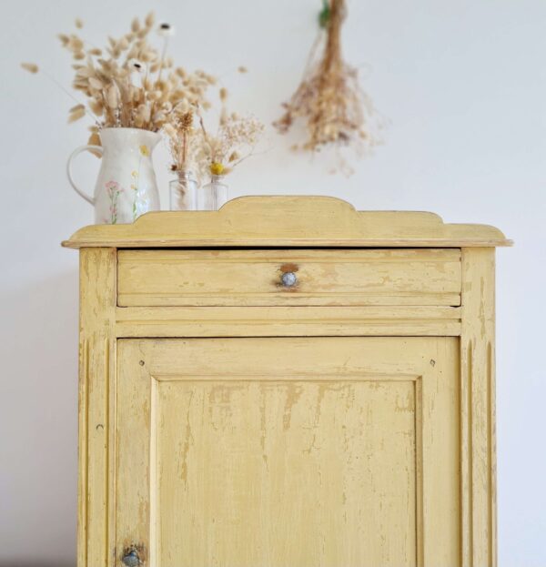 Buffet parisien jaune patiné