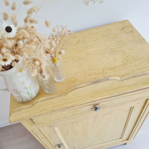 Buffet parisien jaune patiné