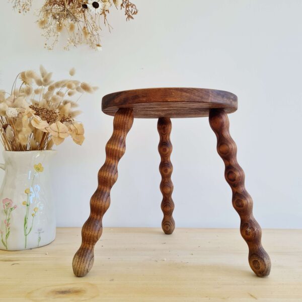 Tabouret tripode ancien en bois