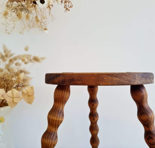 Tabouret tripode ancien en bois