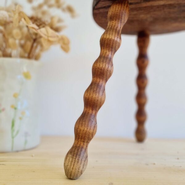Tabouret tripode ancien en bois