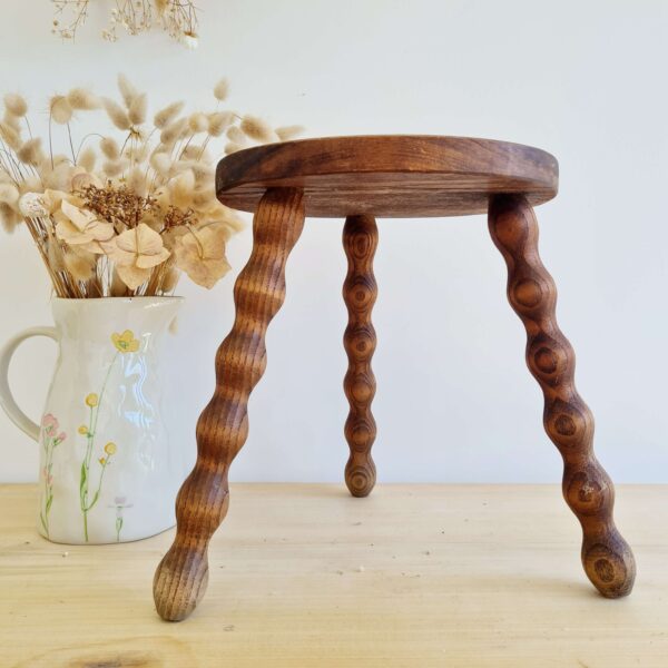 Tabouret tripode ancien en bois