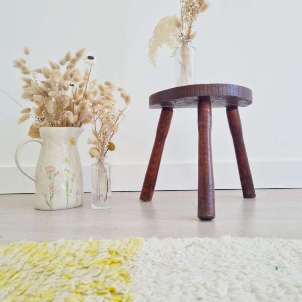 Tabouret tripode en bois brutaliste