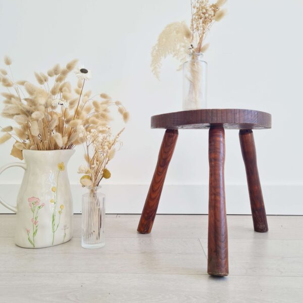 Tabouret tripode en bois brutaliste