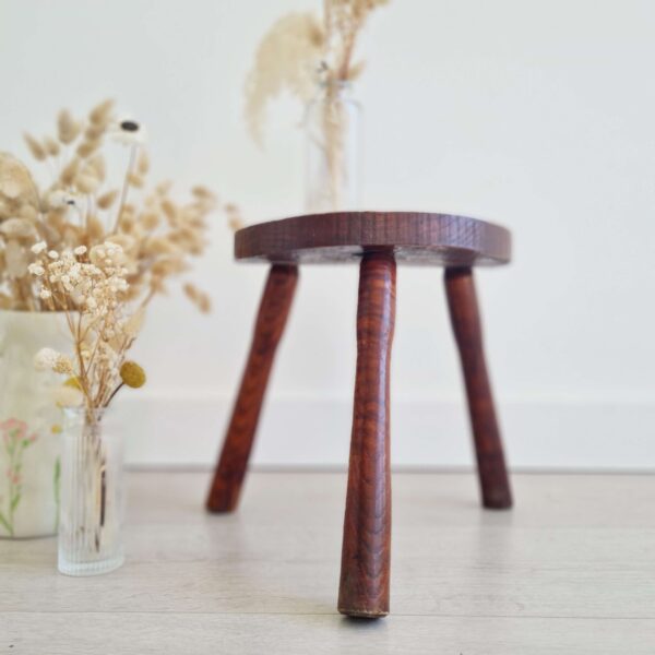Tabouret tripode en bois brutaliste